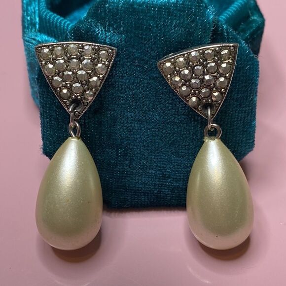 💛 Vintage White Gold Plated Marcasite & Faux Pearl Earrings - Picture 5 of 5